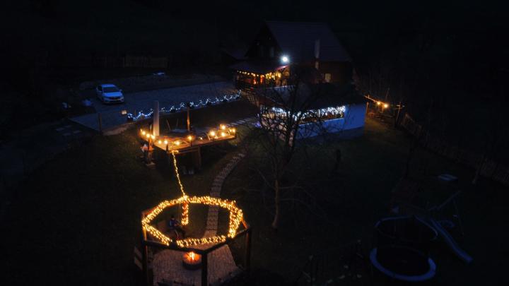 Luminile din curte, noaptea