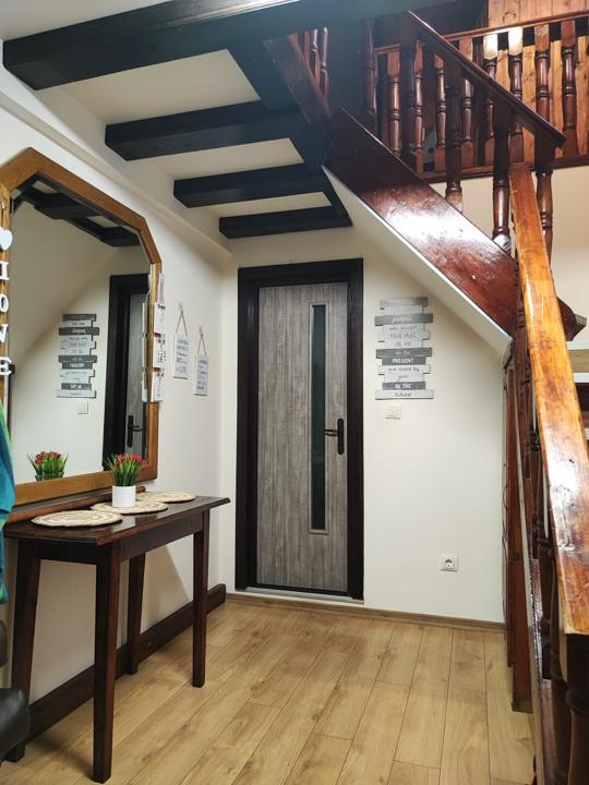 Holul și scara spre etaj