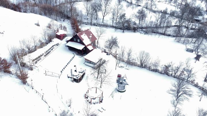Cabana iarna, văzută de sus