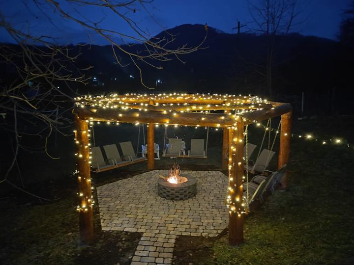 Pergola cu lumini și vatra de foc
