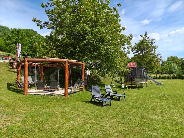 Pergola și șezlongurile
