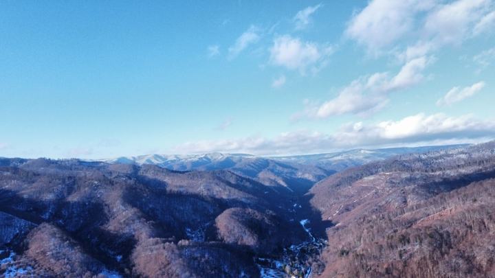 Valea și munții din jur, iarna