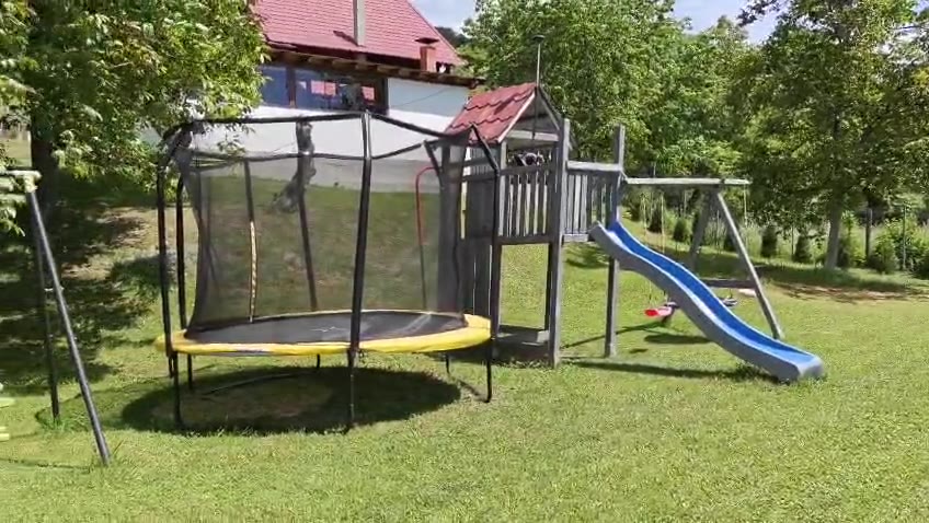 Video: curtea și locul de joacă